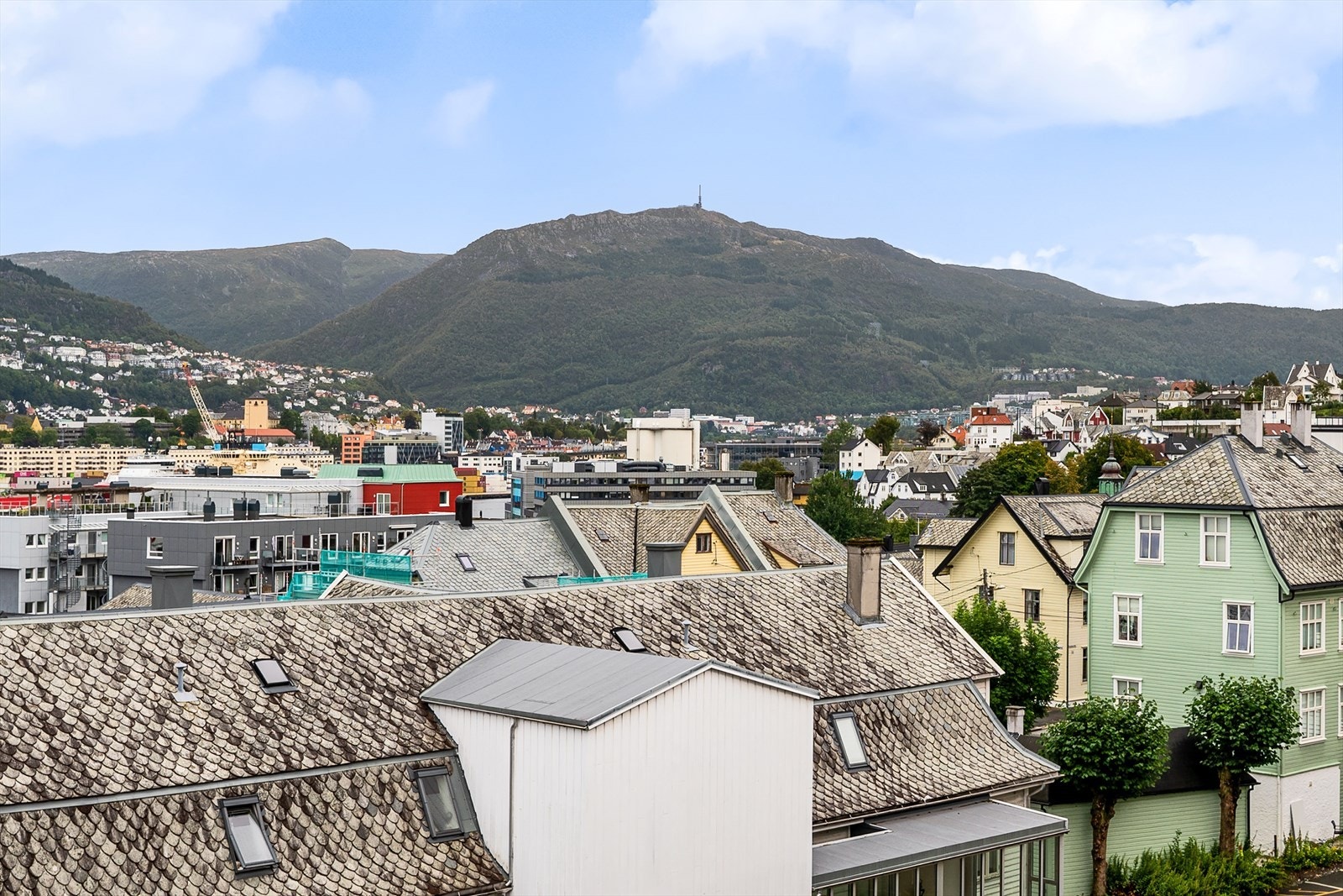 Fra stuen og balkongen har man også en fantastisk utsikt over hele byen og byfjellene. Galleribilde