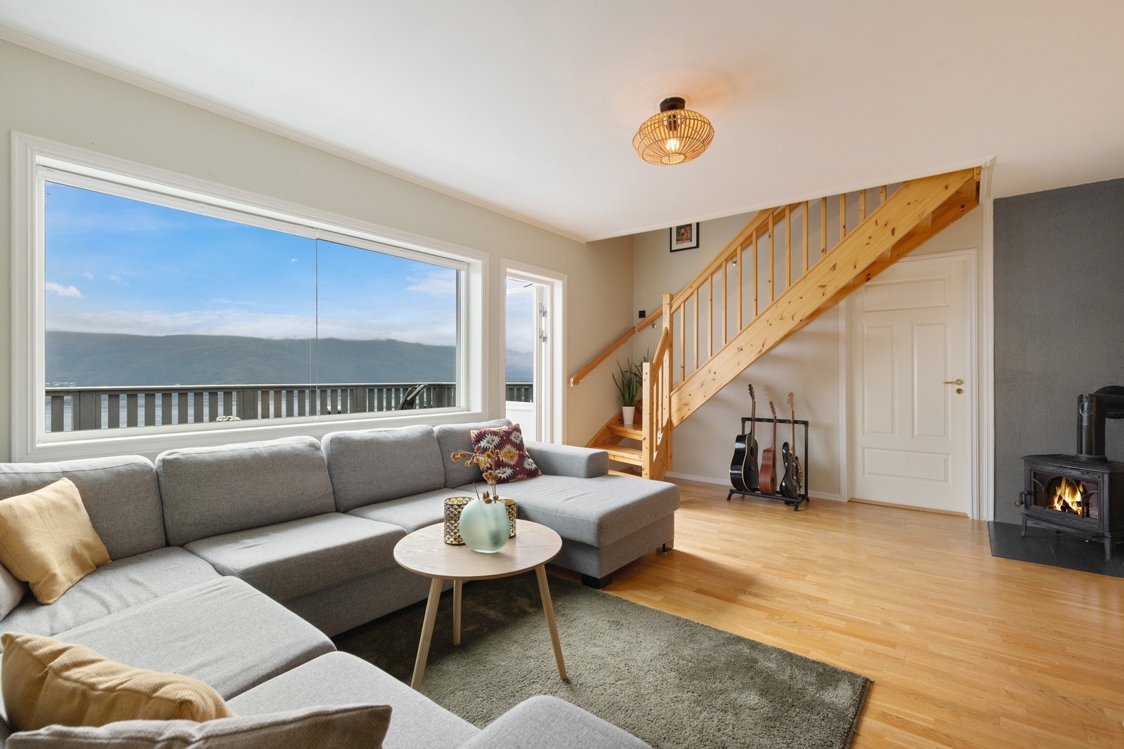 Leiligheten har lakkert
tretrapp. Galleribilde