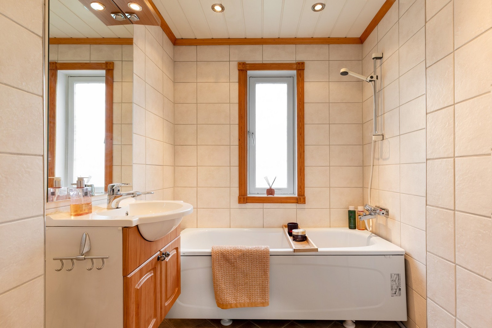 Flislagt baderom i hovedetasjen. Galleribilde