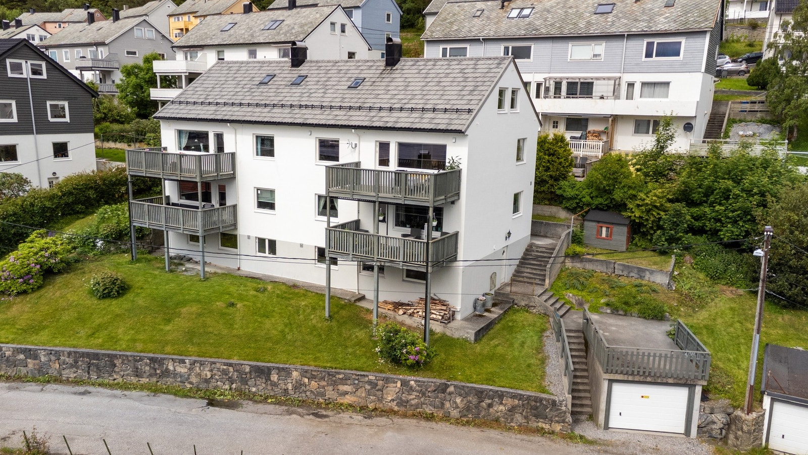 Leilighet beliggende i flermannsbolig oppført i 1954 på Fjelltun. Galleribilde