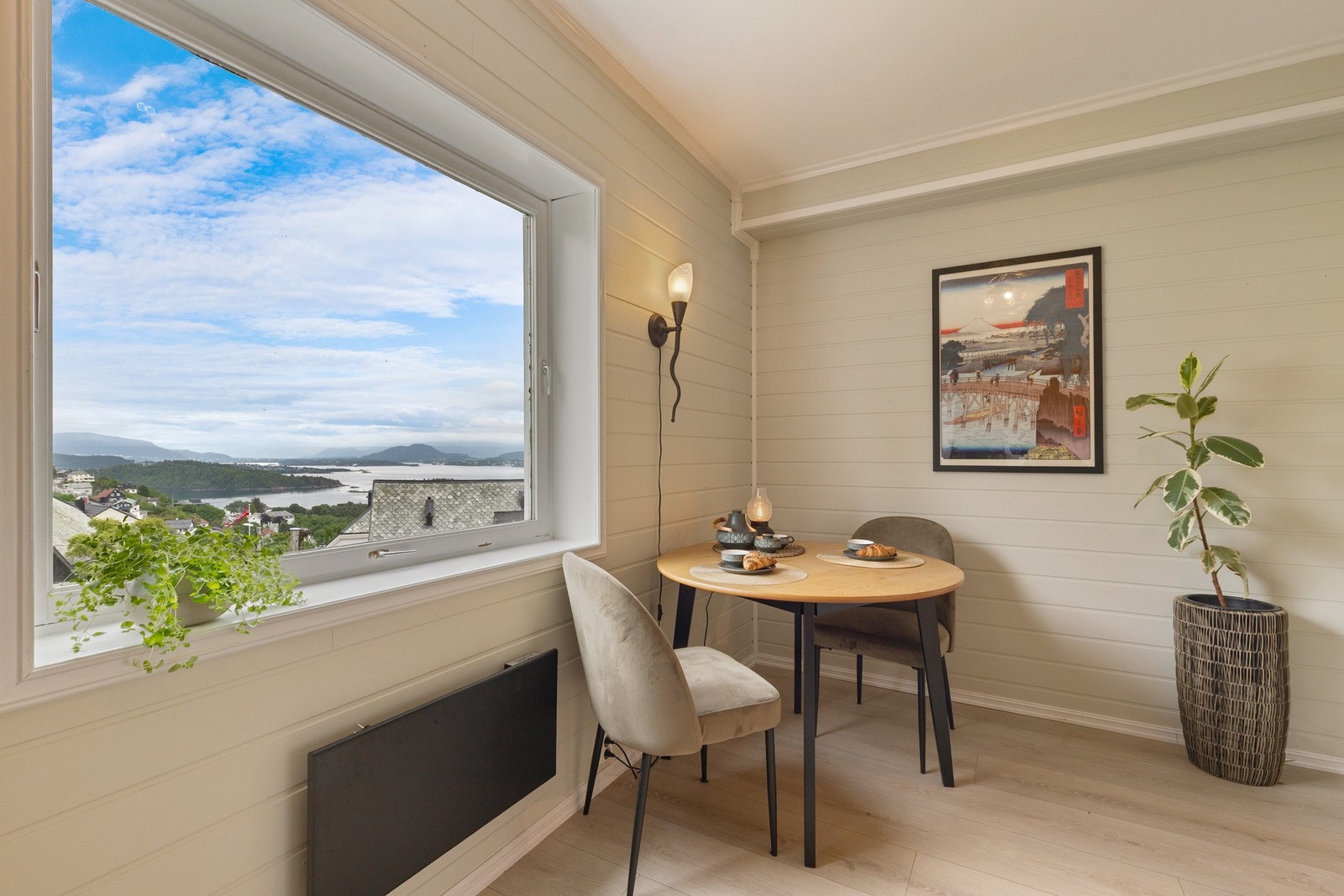 God plass til spisegruppe på kjøkkenet. Galleribilde