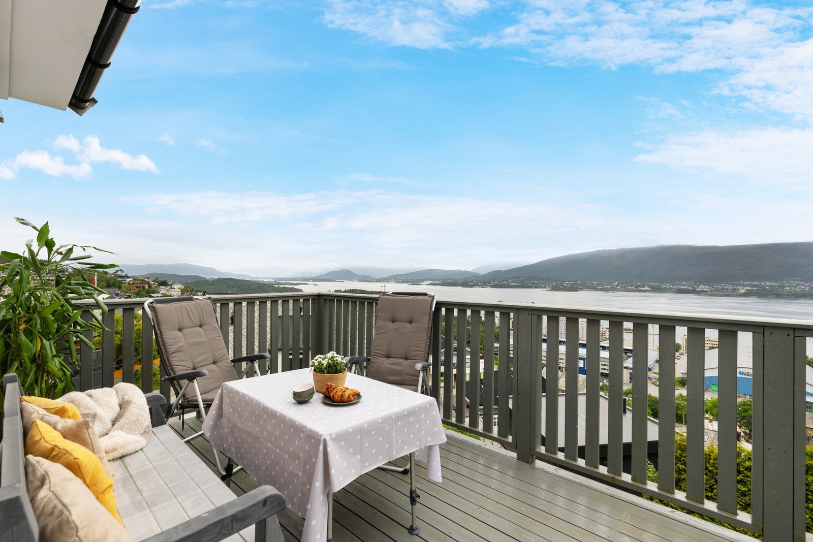 Utgang til en solrik veranda på ca. 12 m². Galleribilde