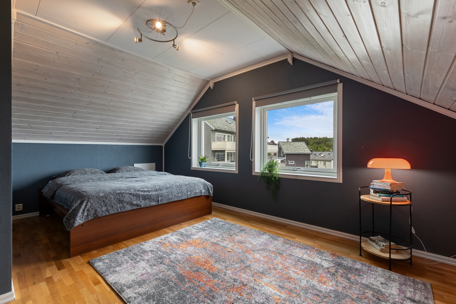 Romslig hovedsoverom med god plass til ønsket møblement. Galleribilde