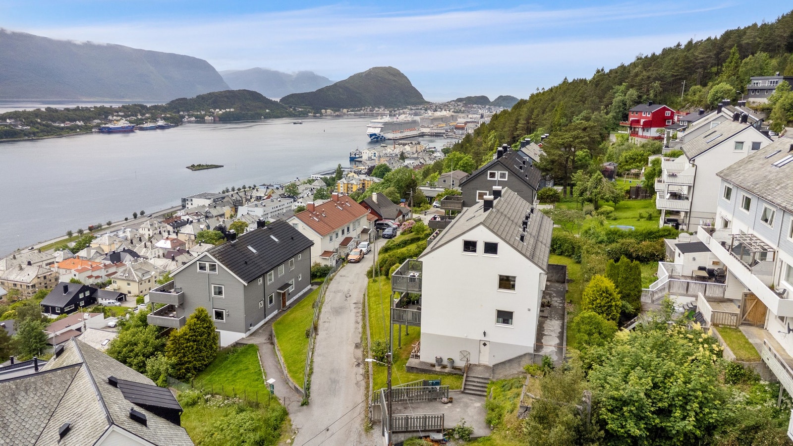 Eiendommen har en flott beliggenhet i Kneiken på Fjelltun, like nordøst for Ålesund sentrum. Galleribilde