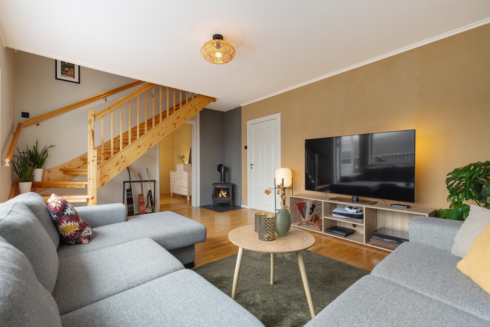 Romslig stue med god plass til ønsket sofagruppe. Galleribilde