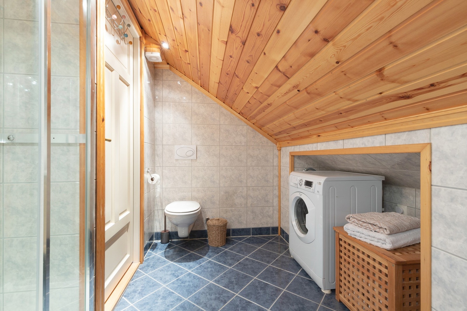 Rommet har veggmontert toalett, dusjkabinett og opplegg for vask/tørk. Galleribilde