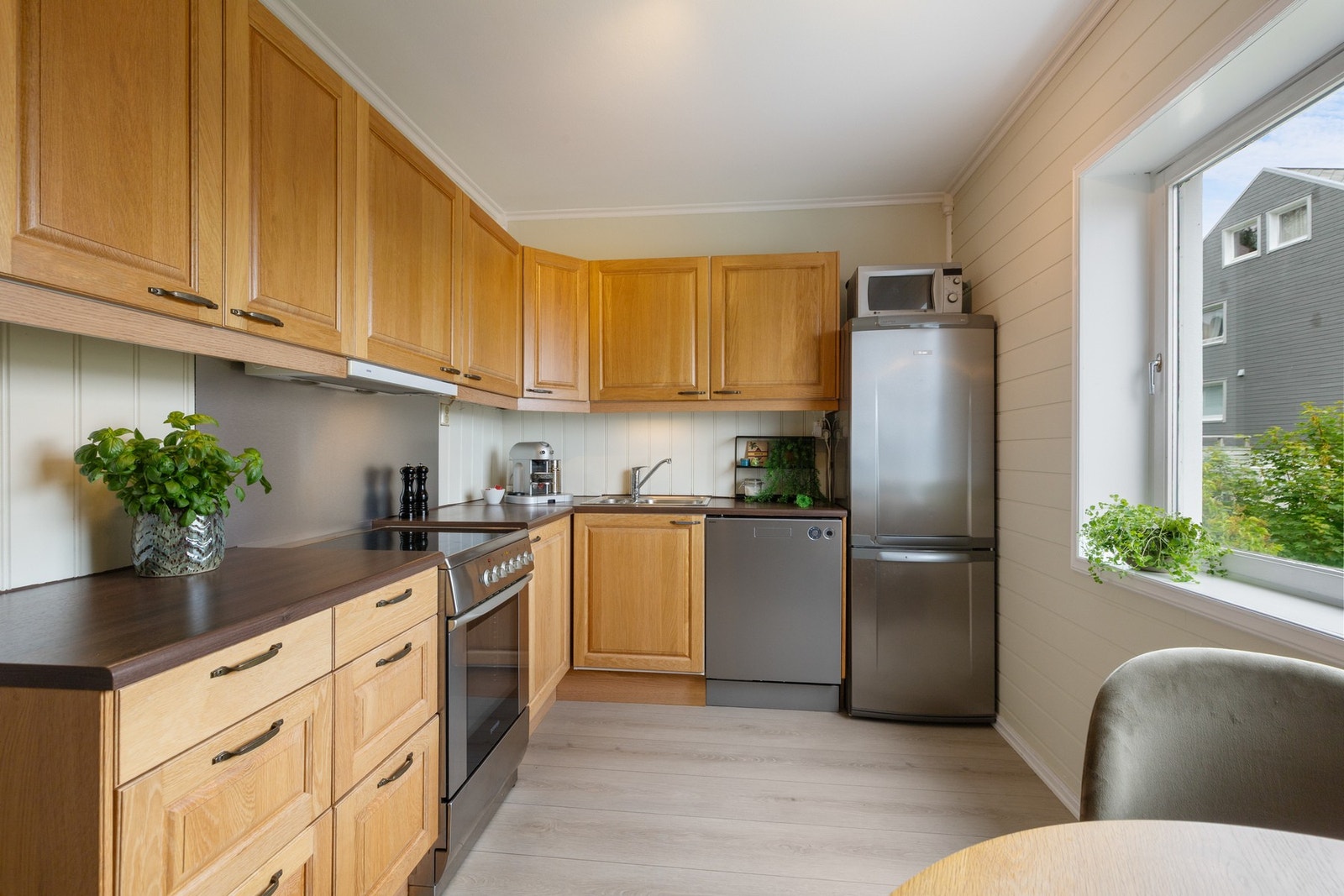 Kjøkkenet er innredet med profilerte fronter og har en benkeplate i laminat. Galleribilde