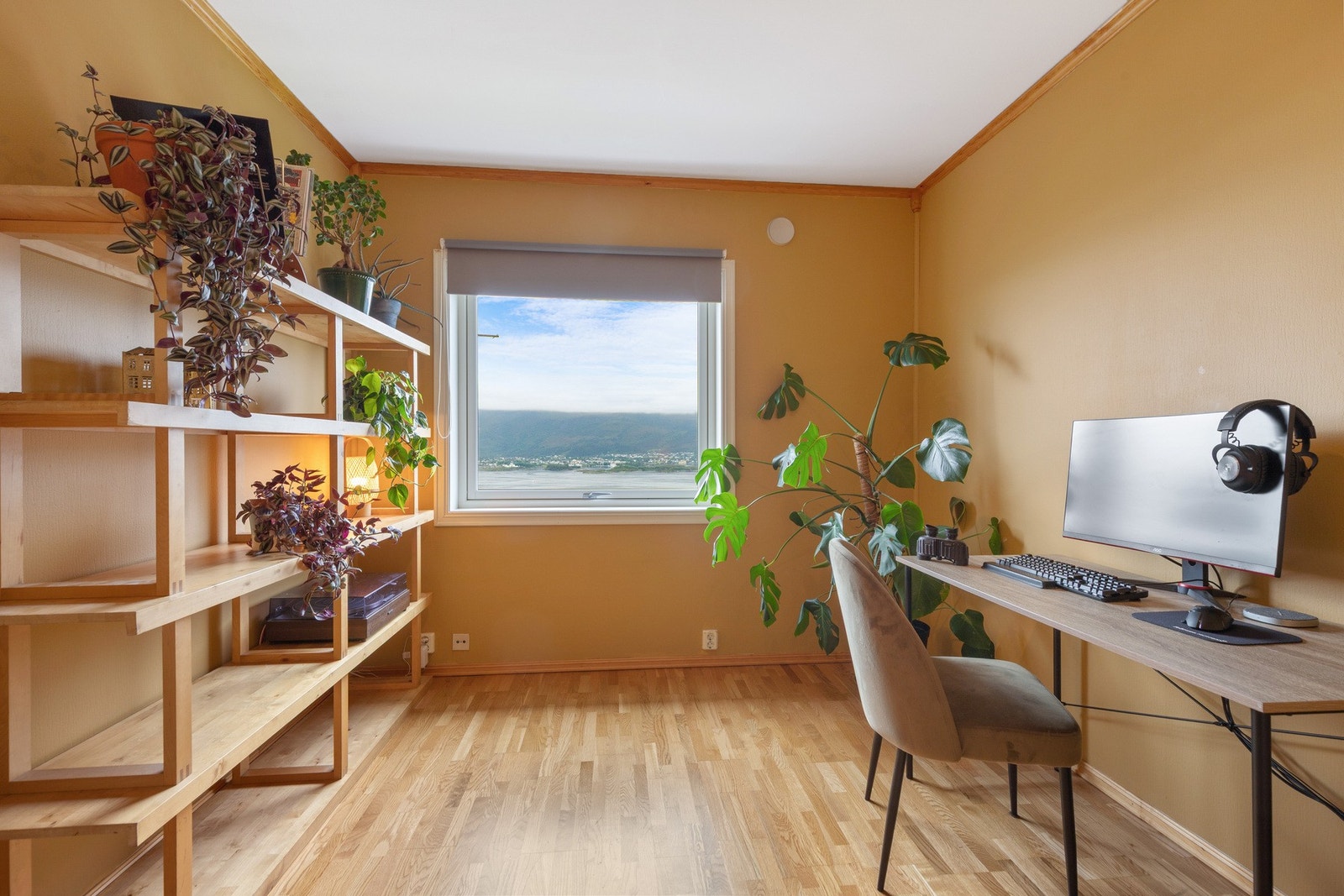 Soverom som i dag er innredet som kontor. Galleribilde