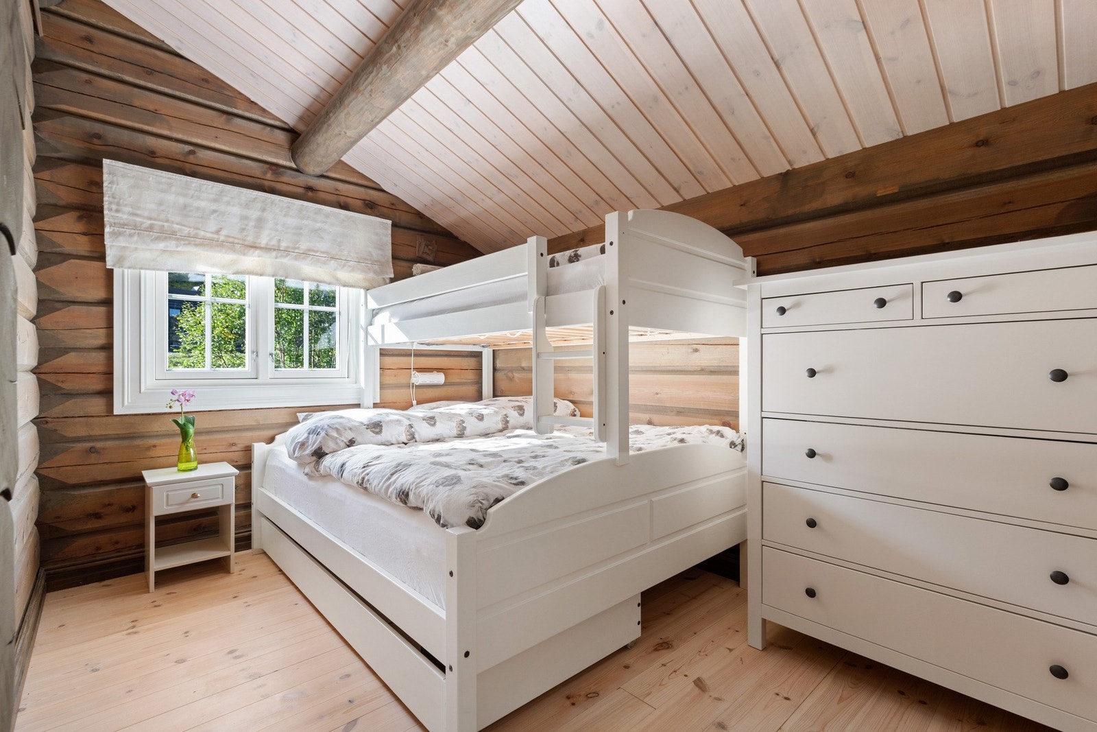 Det er to soverom med god plass på loftet. Galleribilde