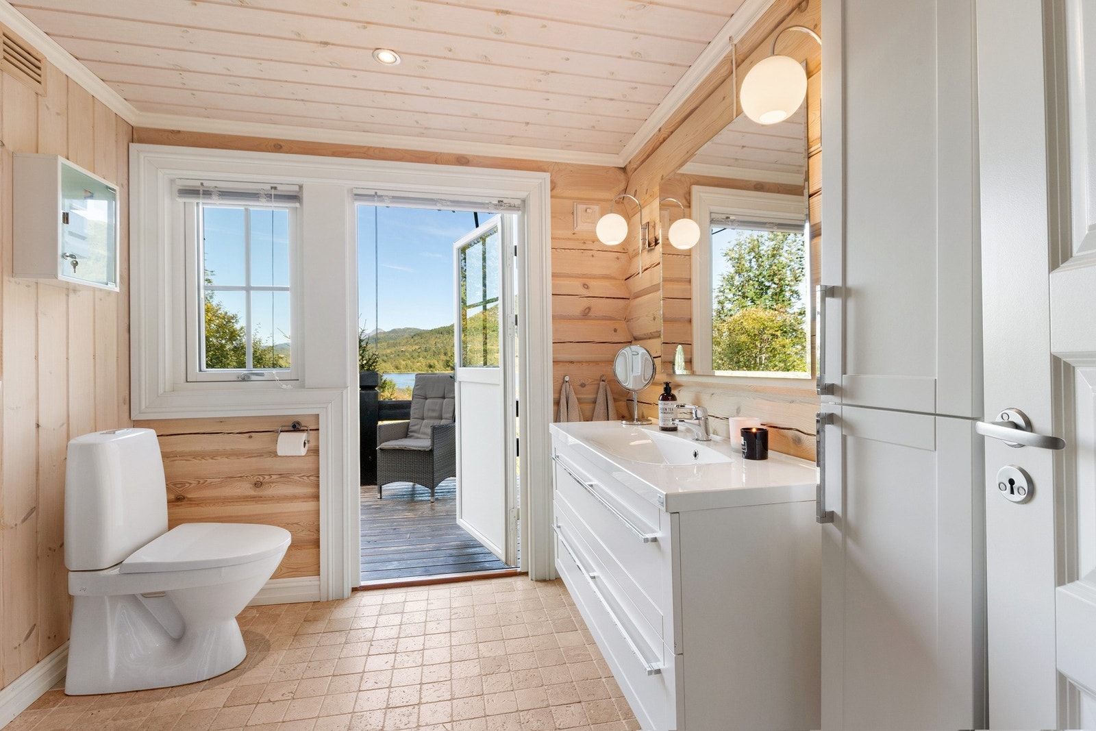 Baderom i 1. etasje med dør ut til terrassen. Galleribilde