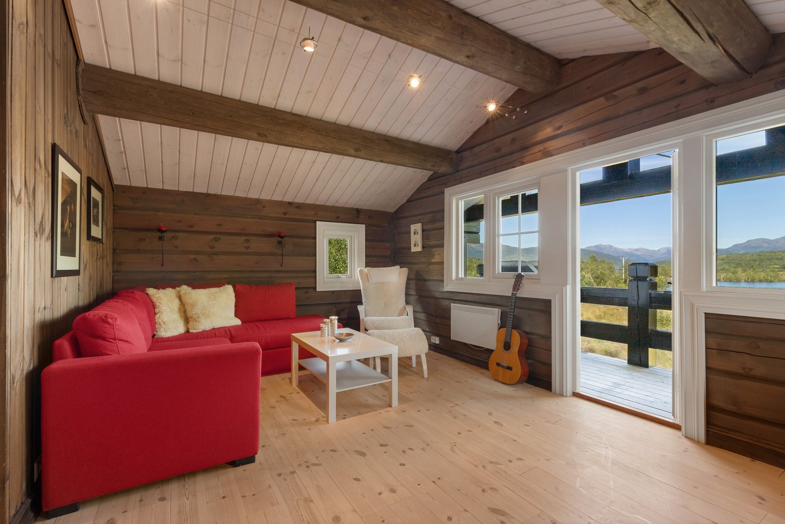 Romslig loftstue med adkomst ut til balkong. Galleribilde