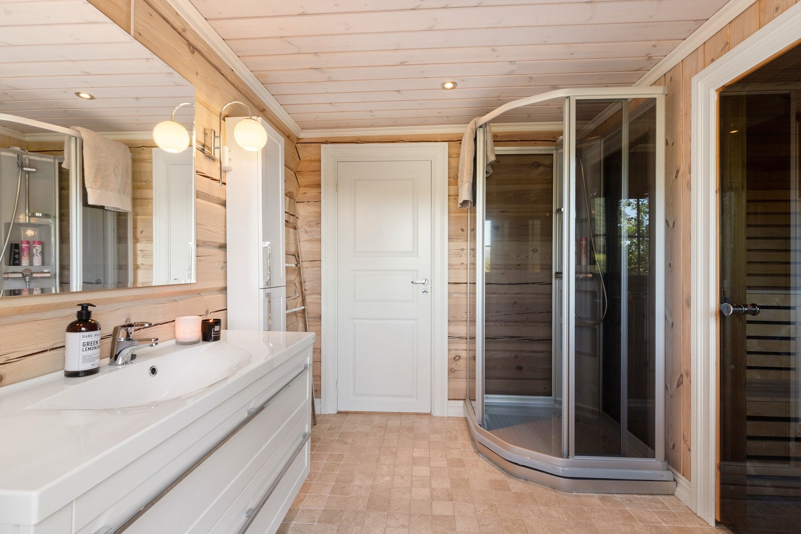 Badet har innredning med servant, varmtvannstank og opplegg for vask/tørk. Galleribilde