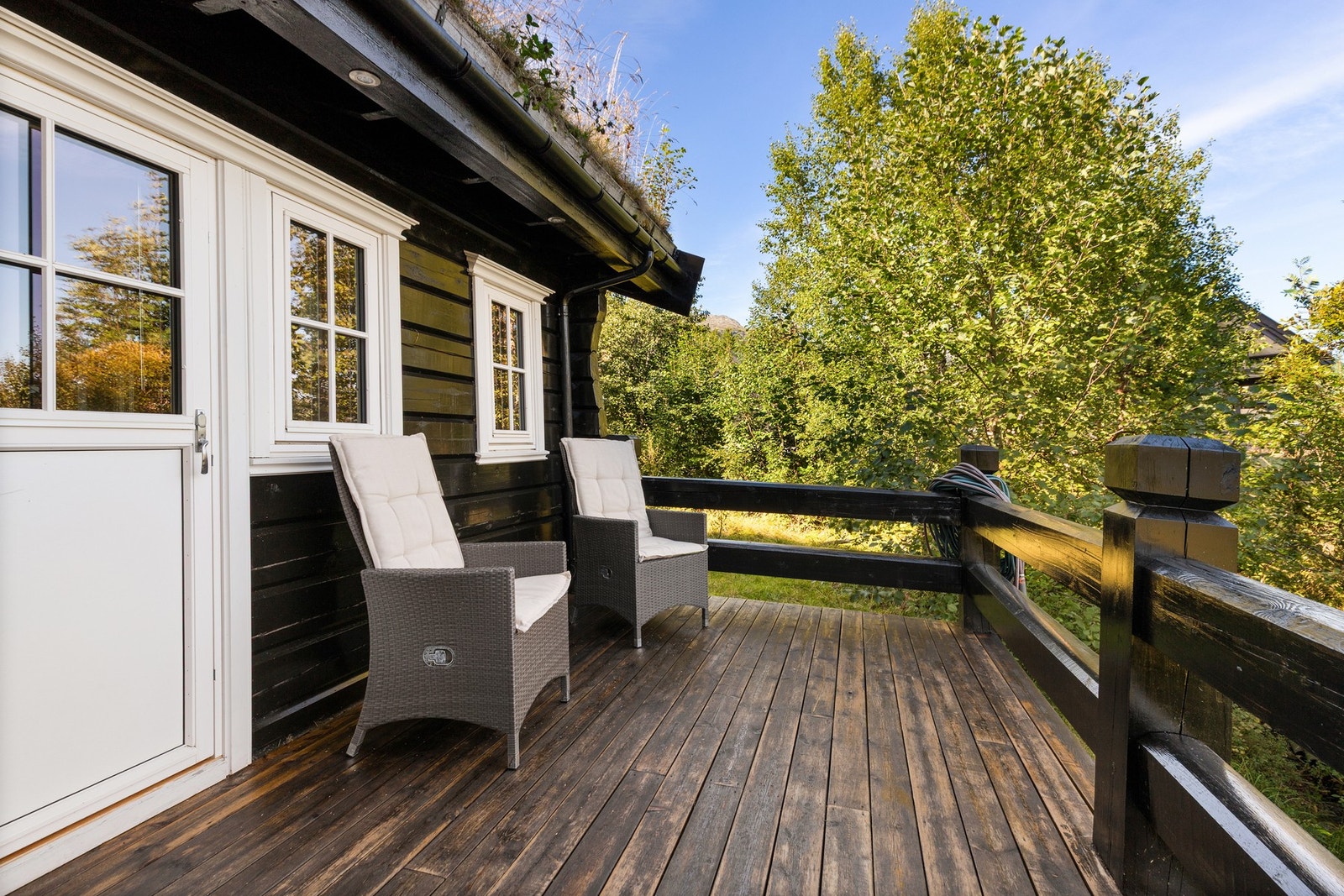 Terrassen er oppbygget av understøttet bjelkelag i tre, dekke i tre og rekkverk i malt tre. Galleribilde