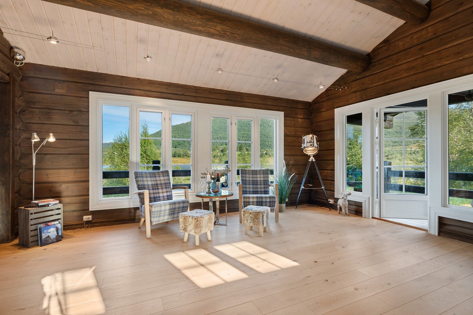 Hytta har trepanel og tømmer på vegg. Galleribilde