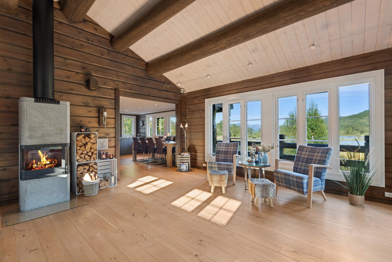 Stor stue med naturlige soner. Vedovn sikrer både varme og hygge! Galleribilde