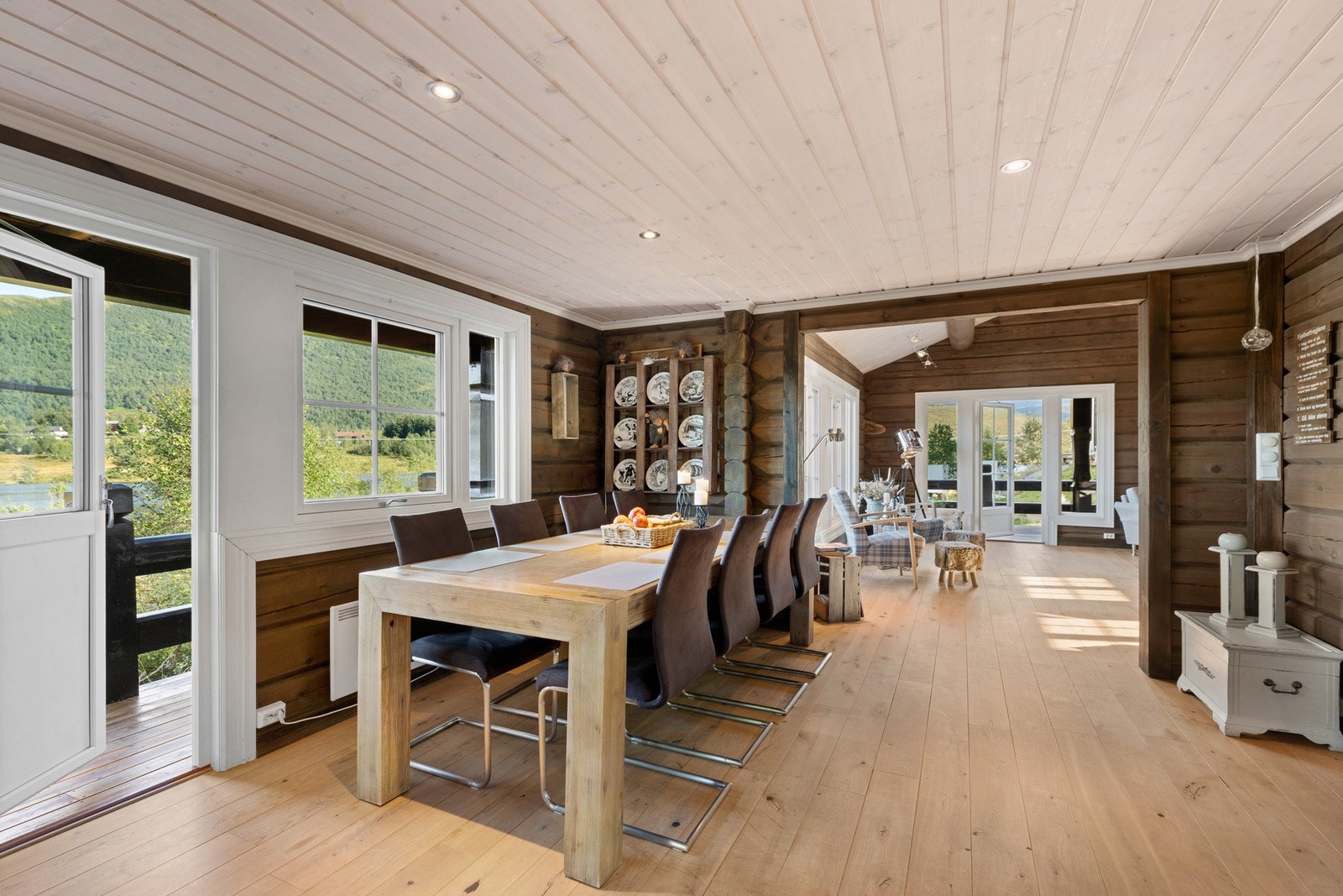 Stuen har en delvis åpen og sosial løsning mot kjøkkenet. Galleribilde