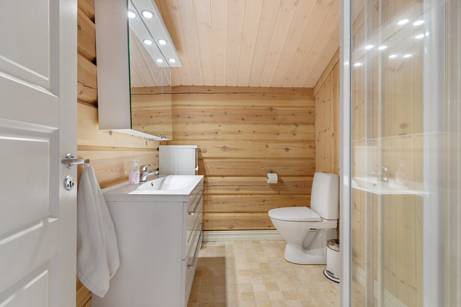 Bad på loft med servant, toalett og dusjkabinett. Galleribilde