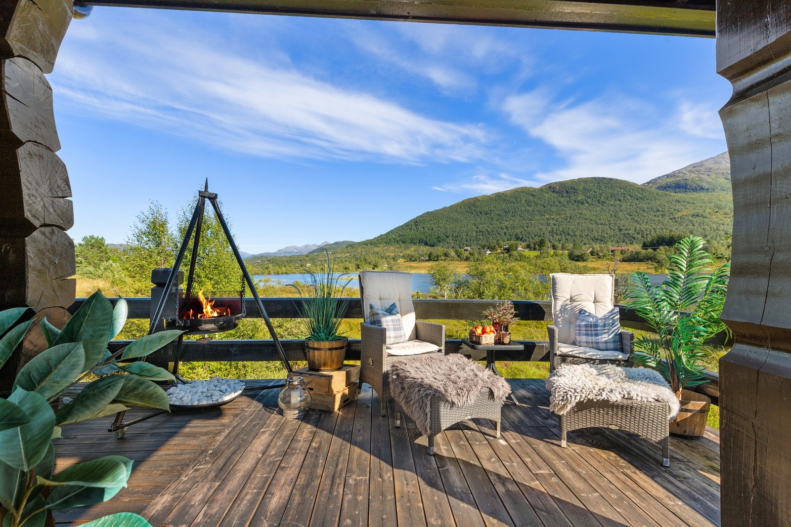 Hytta har flott beliggenhet med fine uteområder! Galleribilde