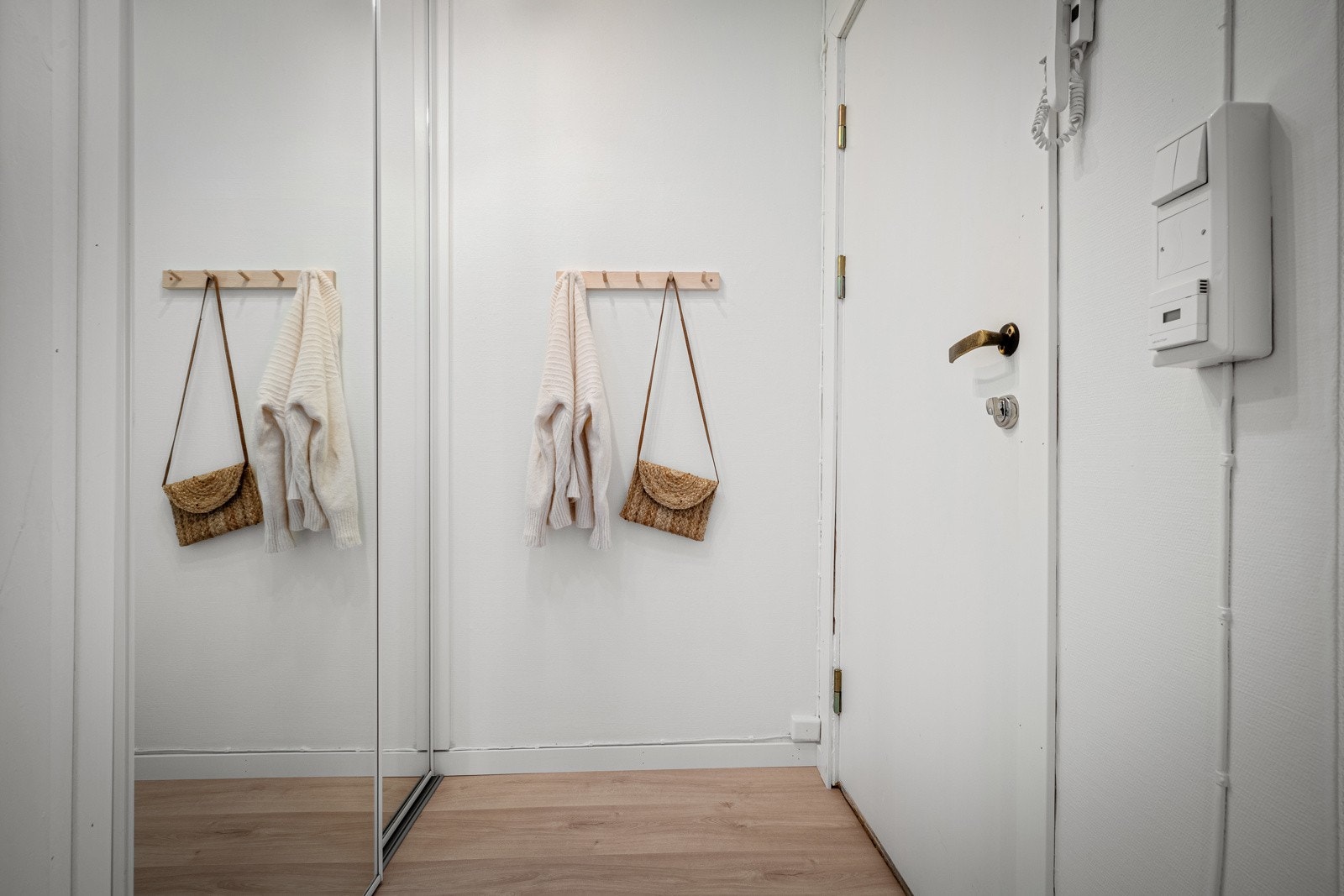 Allerede i entréen får du et godt førsteinntrykk. Her er det god plass til oppbevaring i en moderne skyvedørsgarderobe Galleribilde