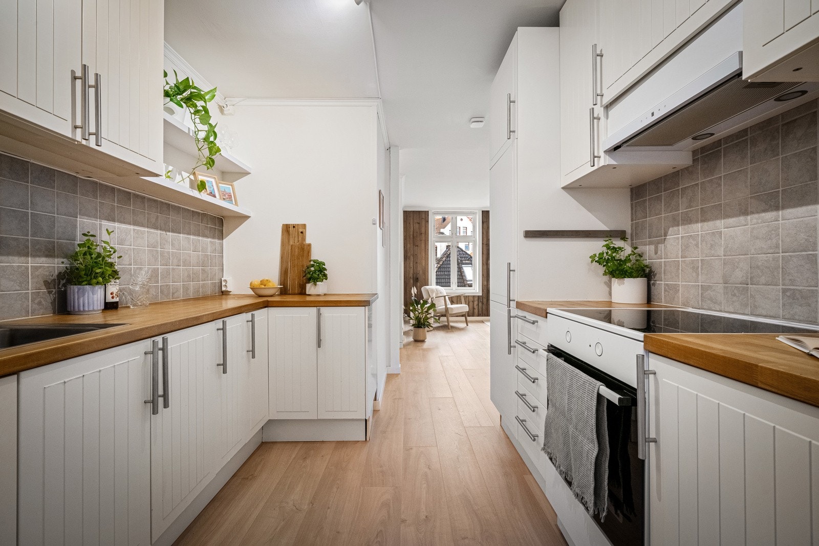 Stuen har åpen løsning mot kjøkken Galleribilde