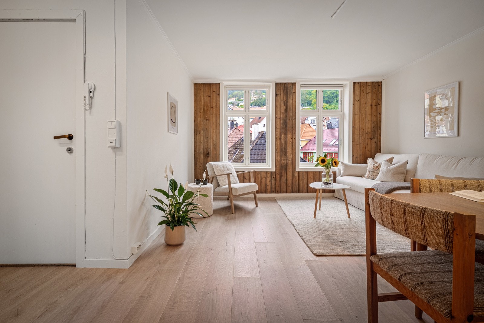 Stuen er romslig og kan enkelt innredes i flere soner Galleribilde