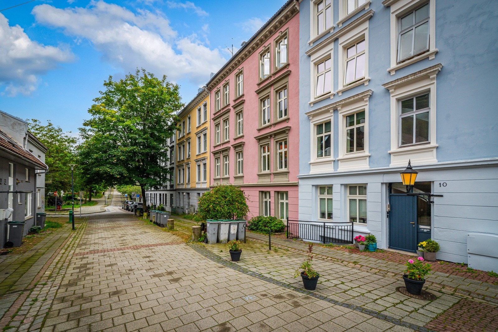 Alt i alt fremstår leiligheten som et svært attraktivt hjem for den som ønsker å bo sentralt, men samtidig med kort vei til naturen. Her har du fjellturer, parker, sjøen og Bergen sentrum bare en kort spasertur unna Galleribilde