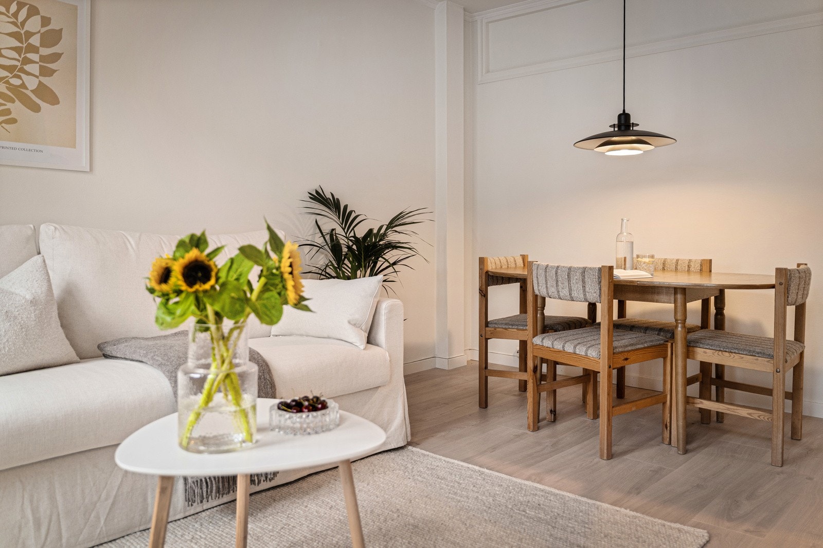 God plass til spisegruppe i stuen Galleribilde