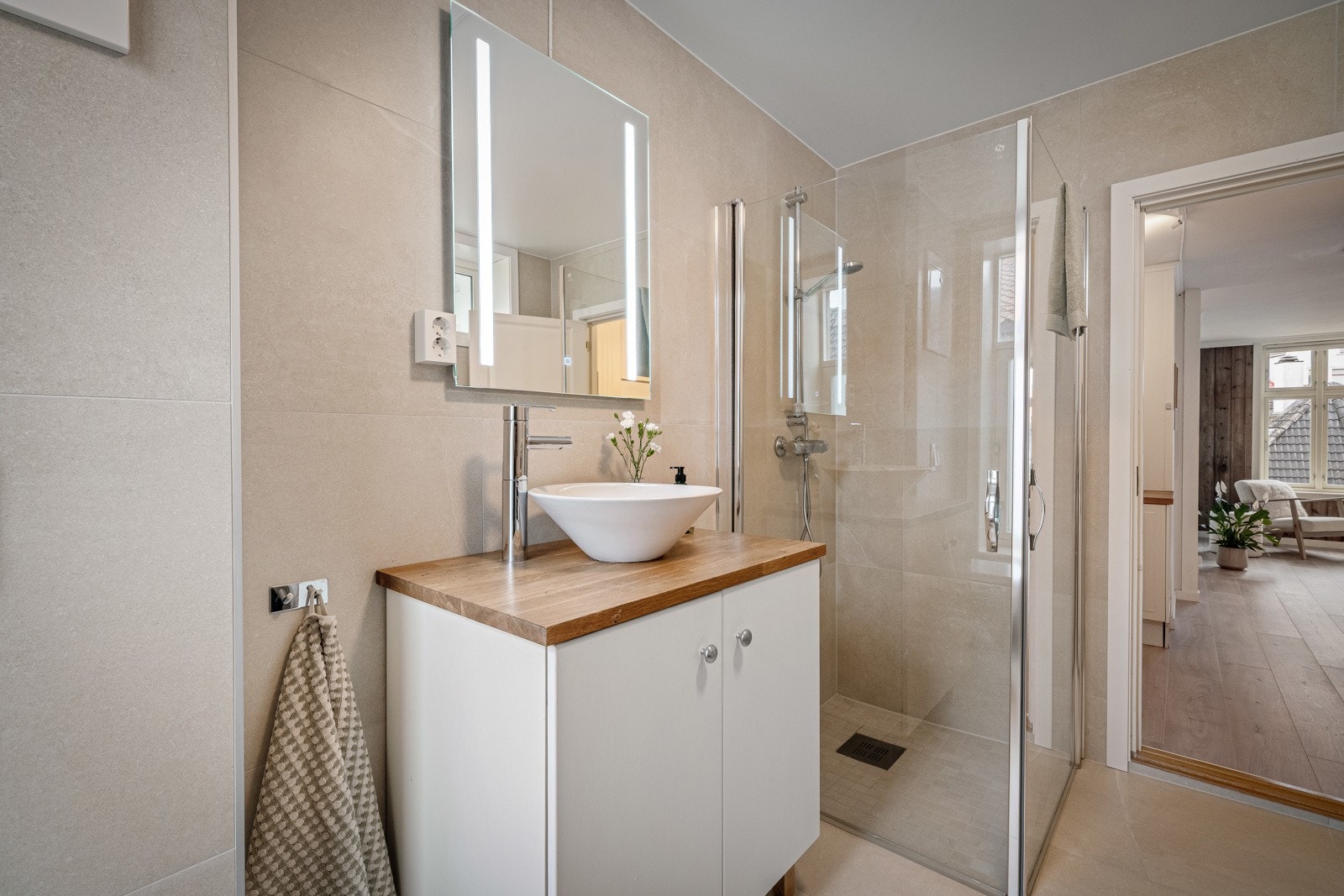 Badet er svært romslig og moderne Galleribilde