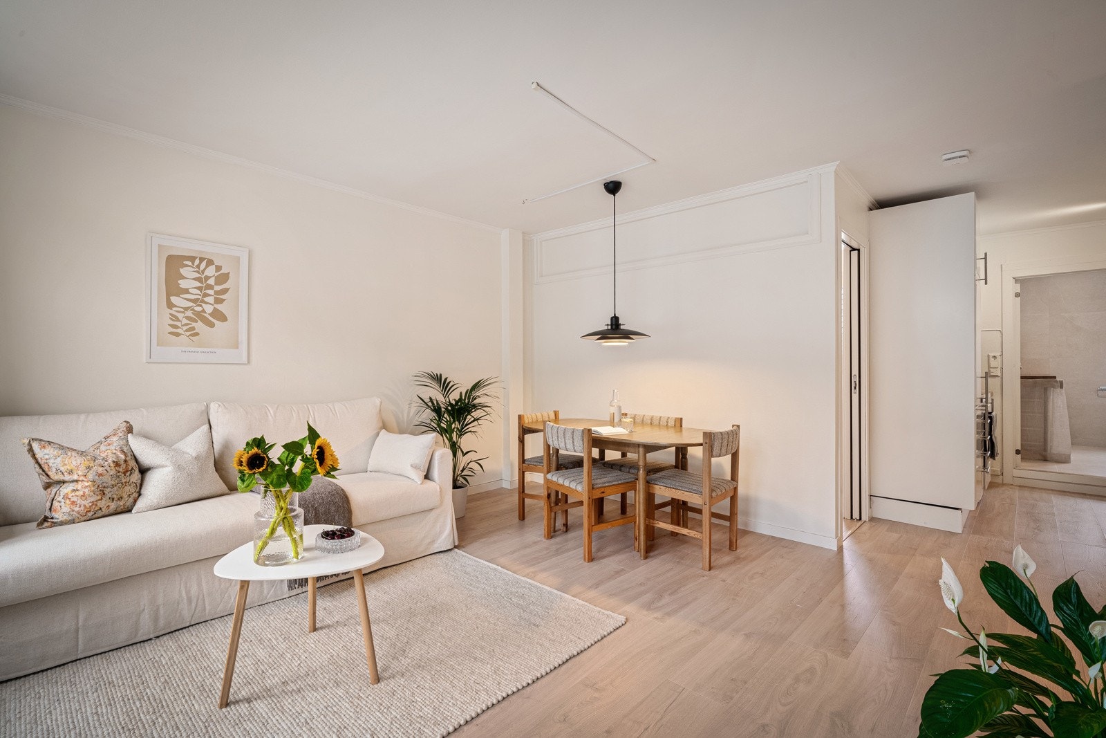 De store vindusflatene kombinert med lyse overflater bidrar til en lys og luftig leilighet Galleribilde