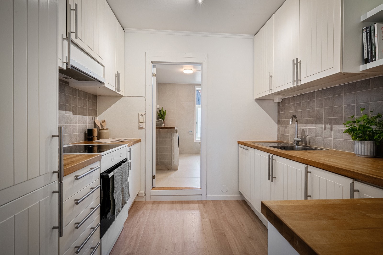 Kjøkkenet byr på godt med skapplass og arbeidsflater Galleribilde