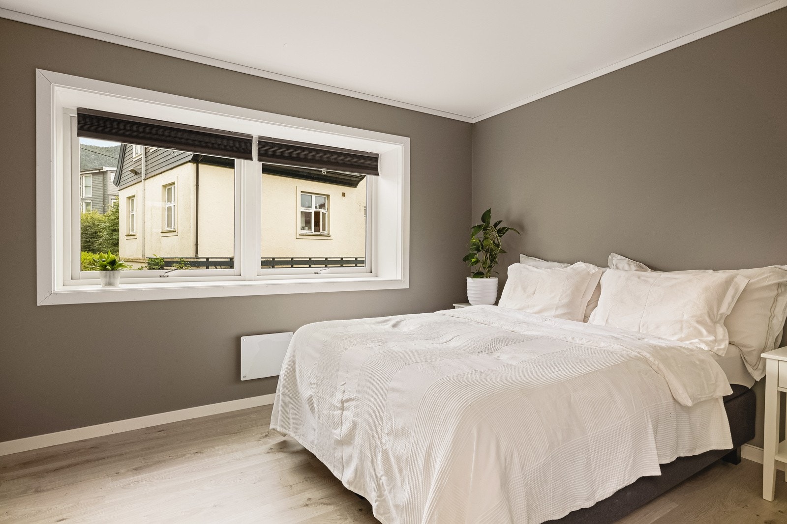 - Soverommet er romslig med plass til både dobbeltseng og garderobe - Galleribilde