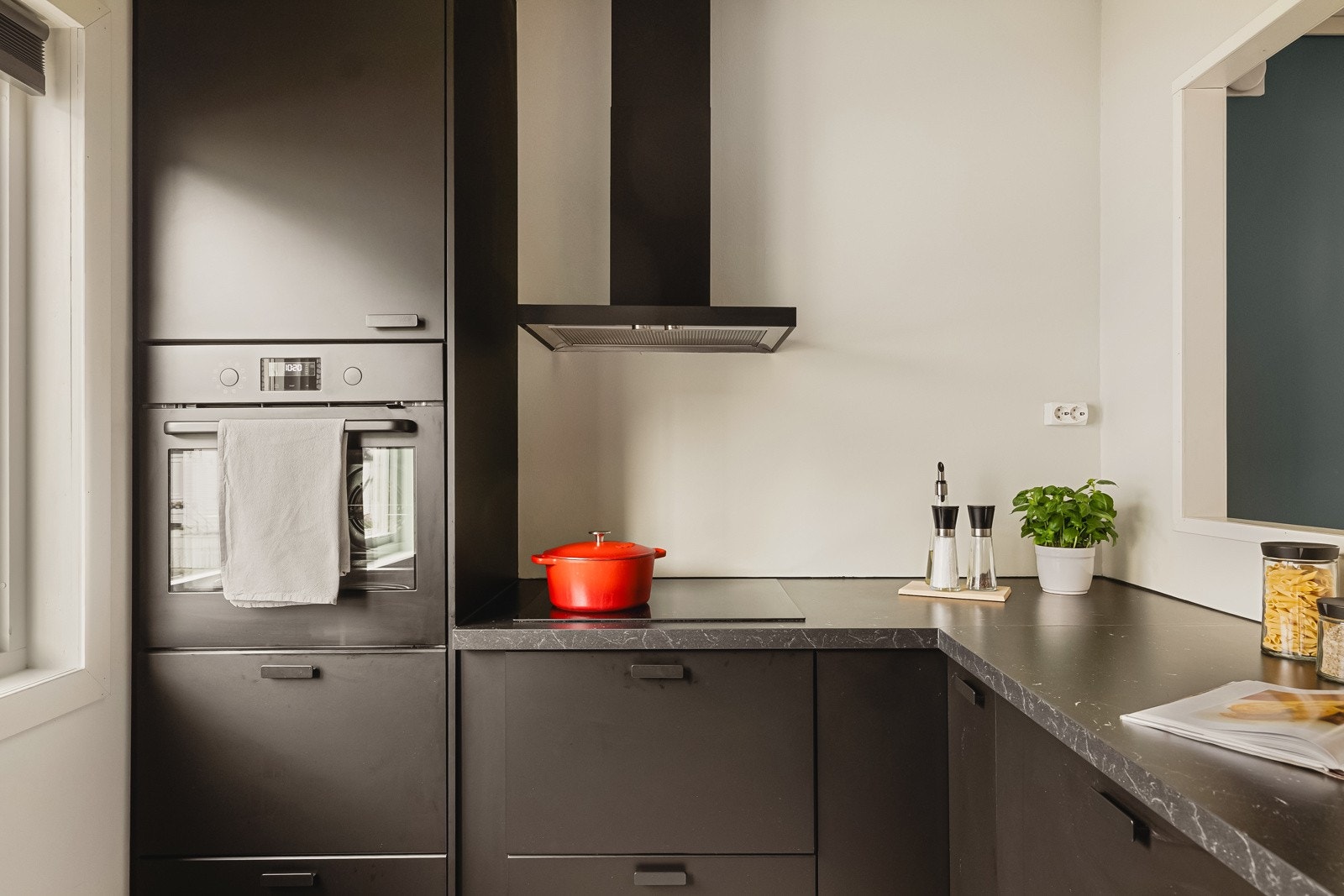 - Kjøkkenet har integrerte hvitevarer, belysning/stikk under overskap og god arbeidsplass - Galleribilde