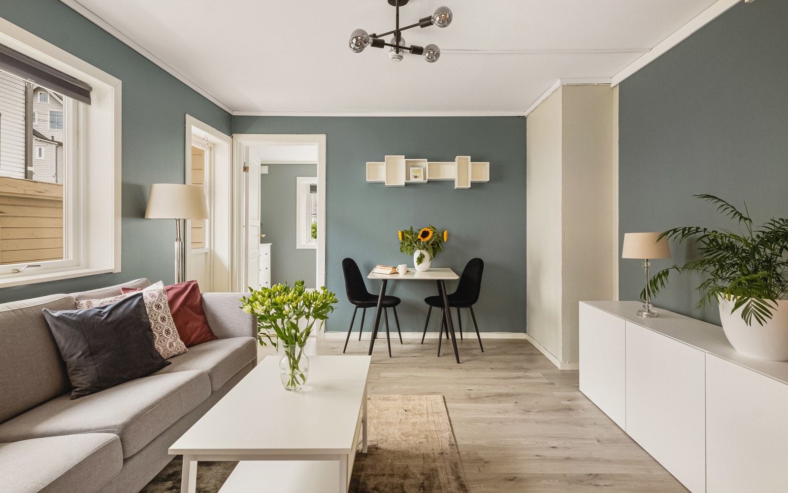 - Stuen er lys og innbydende, med plass til både sofa og spisebord - Galleribilde