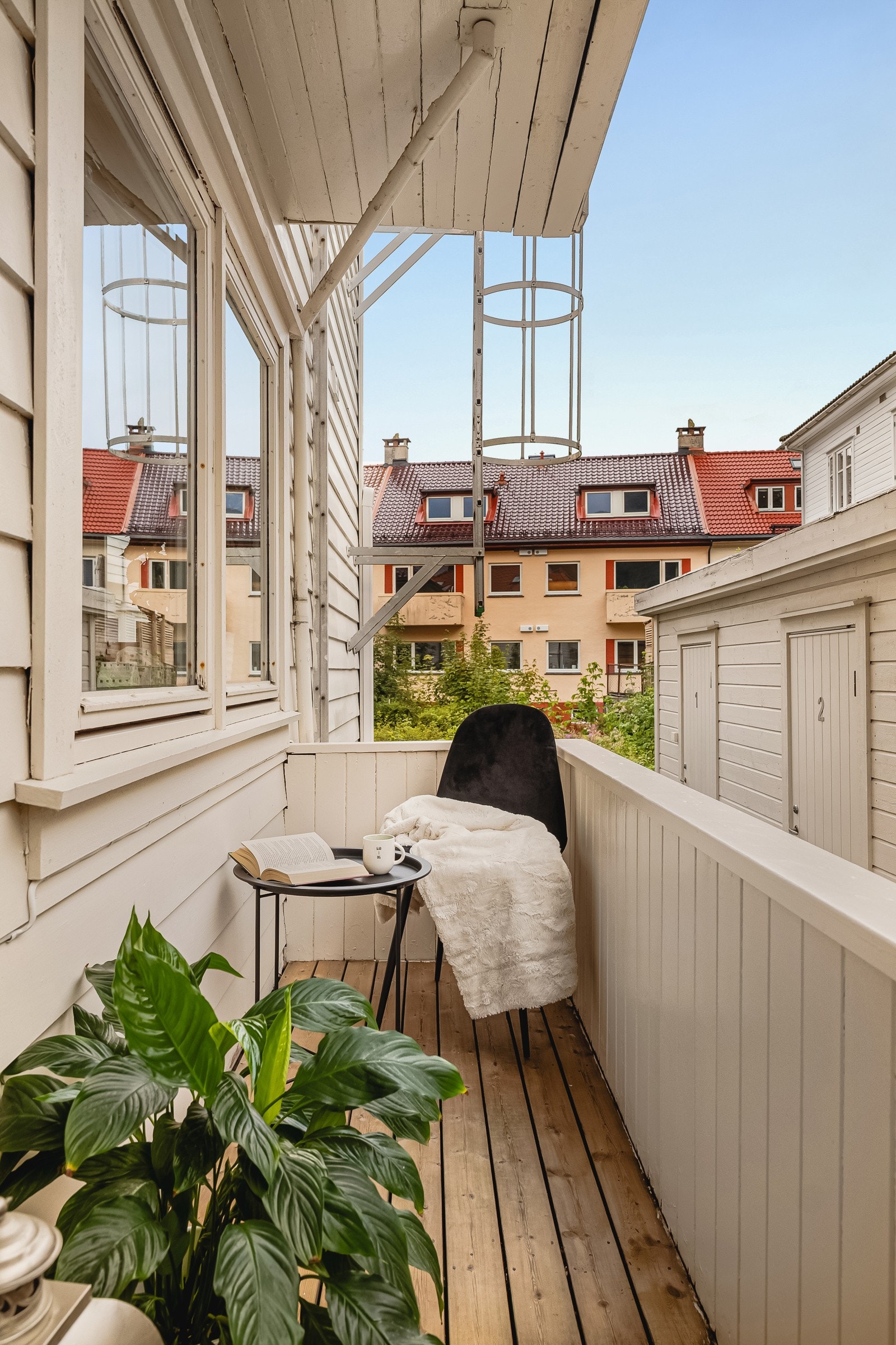 - Fra stuen har du utgang til en koselig balkong på 3,2 m² - perfekt for en kopp kaffe eller et lite avbrekk i hverdagen - Galleribilde