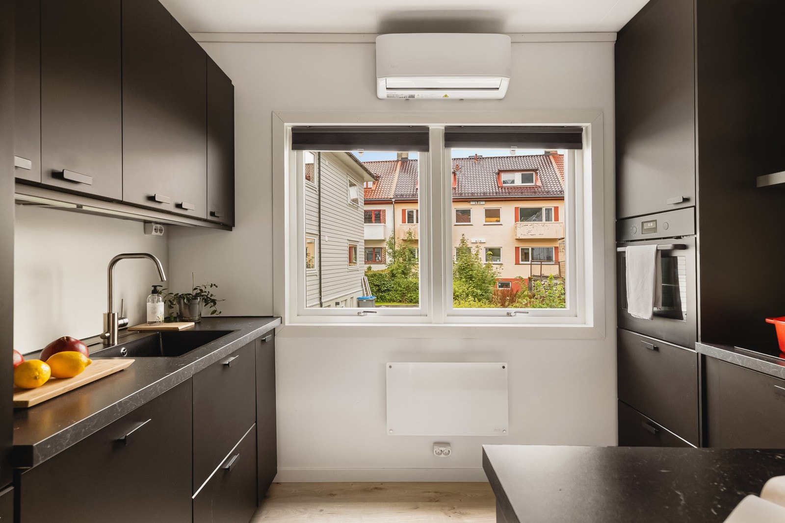 - Kjøkkenet er lekkert og godt utnyttet, med Ikea-innredning fra 2019 - Galleribilde