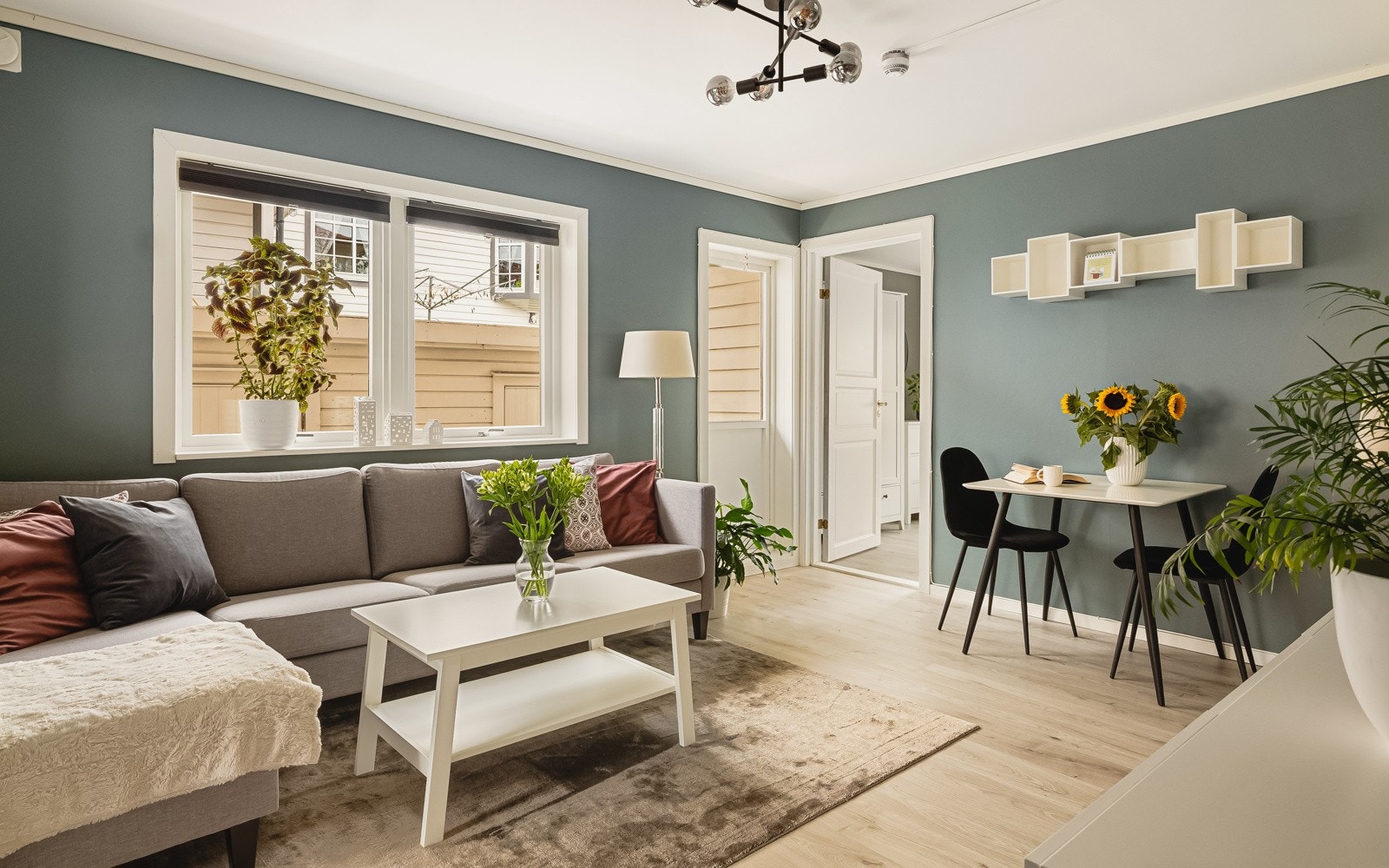 - Leiligheten har en arealeffektiv planløsning på 43 m², og inneholder stue, kjøkken, soverom, bad og entré - Galleribilde