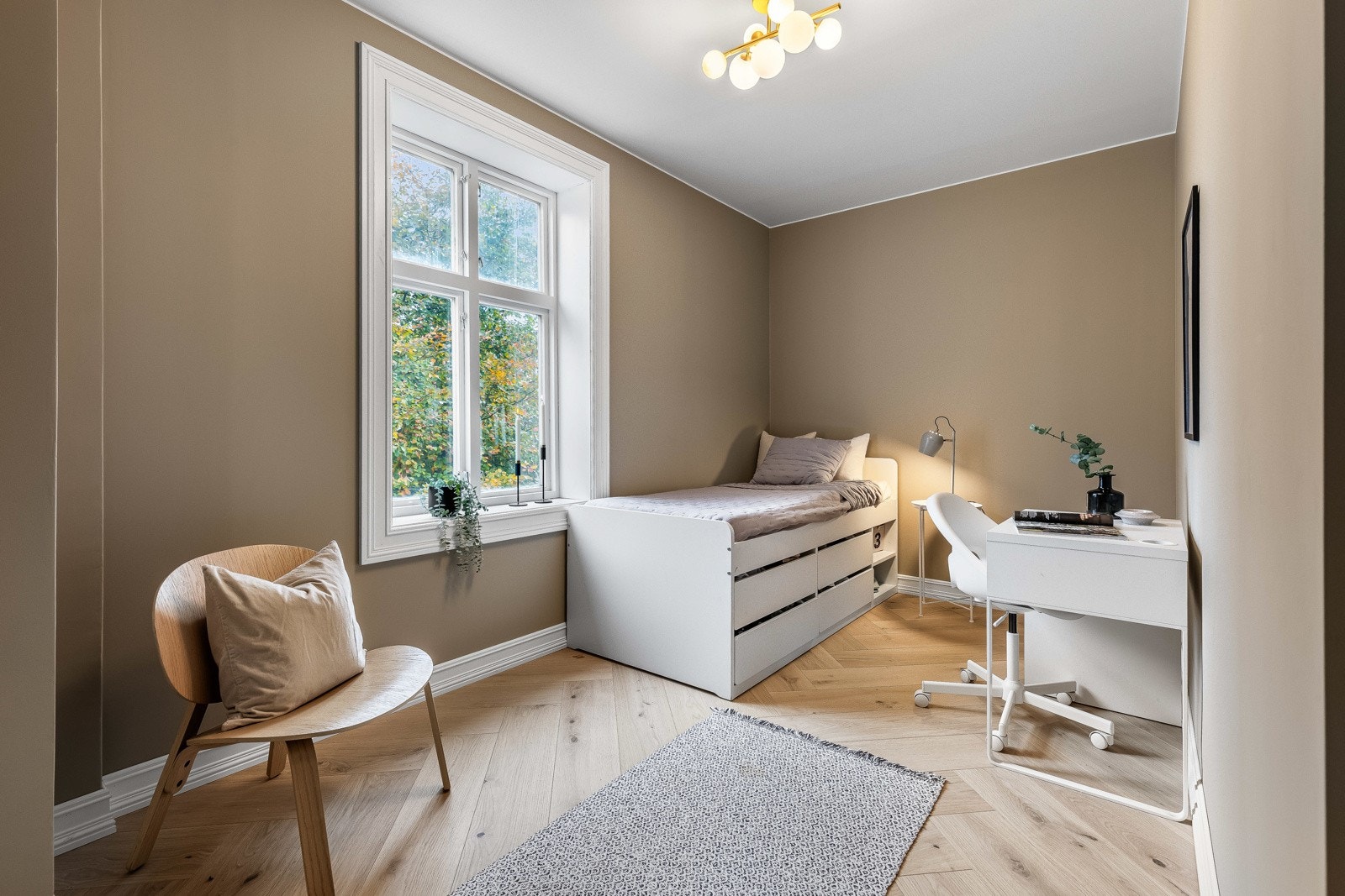 Soverom II. Her også med fiskebensparkett og gips på vegger og tak. Galleribilde
