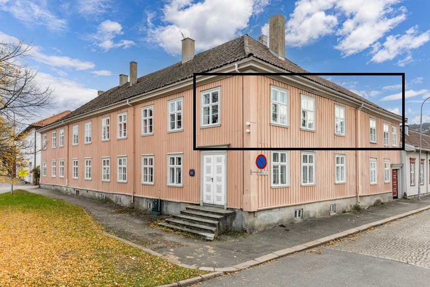 Hjørne- og ende leilighet. Beliggende i 2.etasje. Se markeringen på bildet. Galleribilde