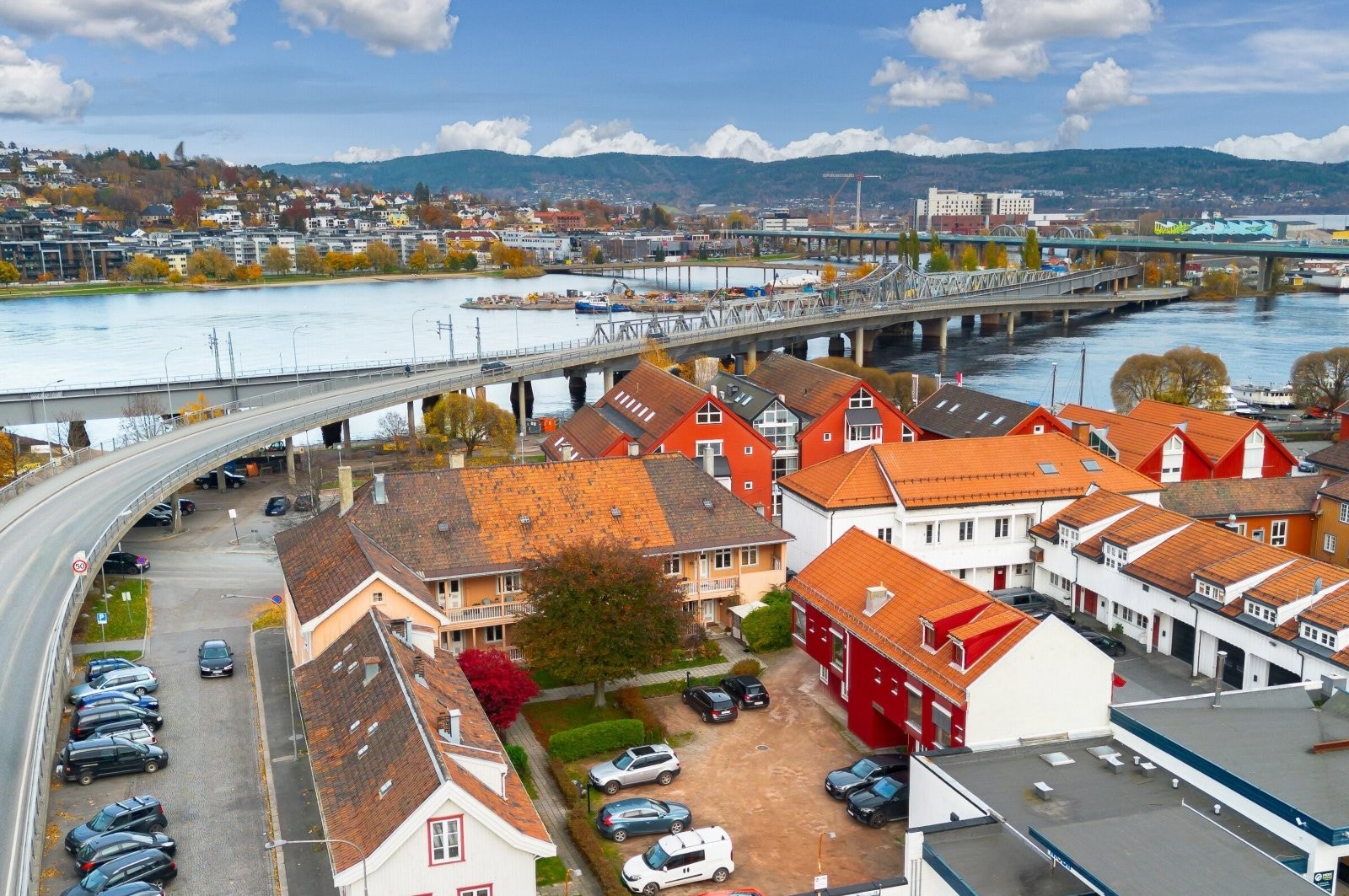 Kort vei til avkjøring mot E18 og motorvei og Drammen sentrum på Bragernes-siden Galleribilde