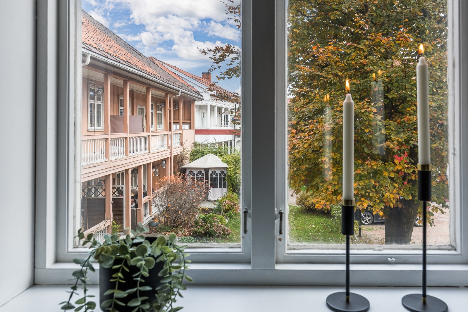 Fra soverom II er det hyggelig utsyn mot bygårdens atrium. Galleribilde