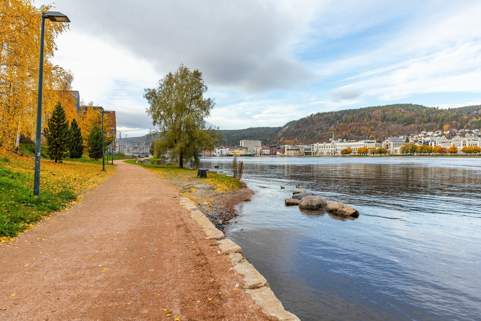 Vakker strandpromenade langs hele elven like utenfor døren Galleribilde
