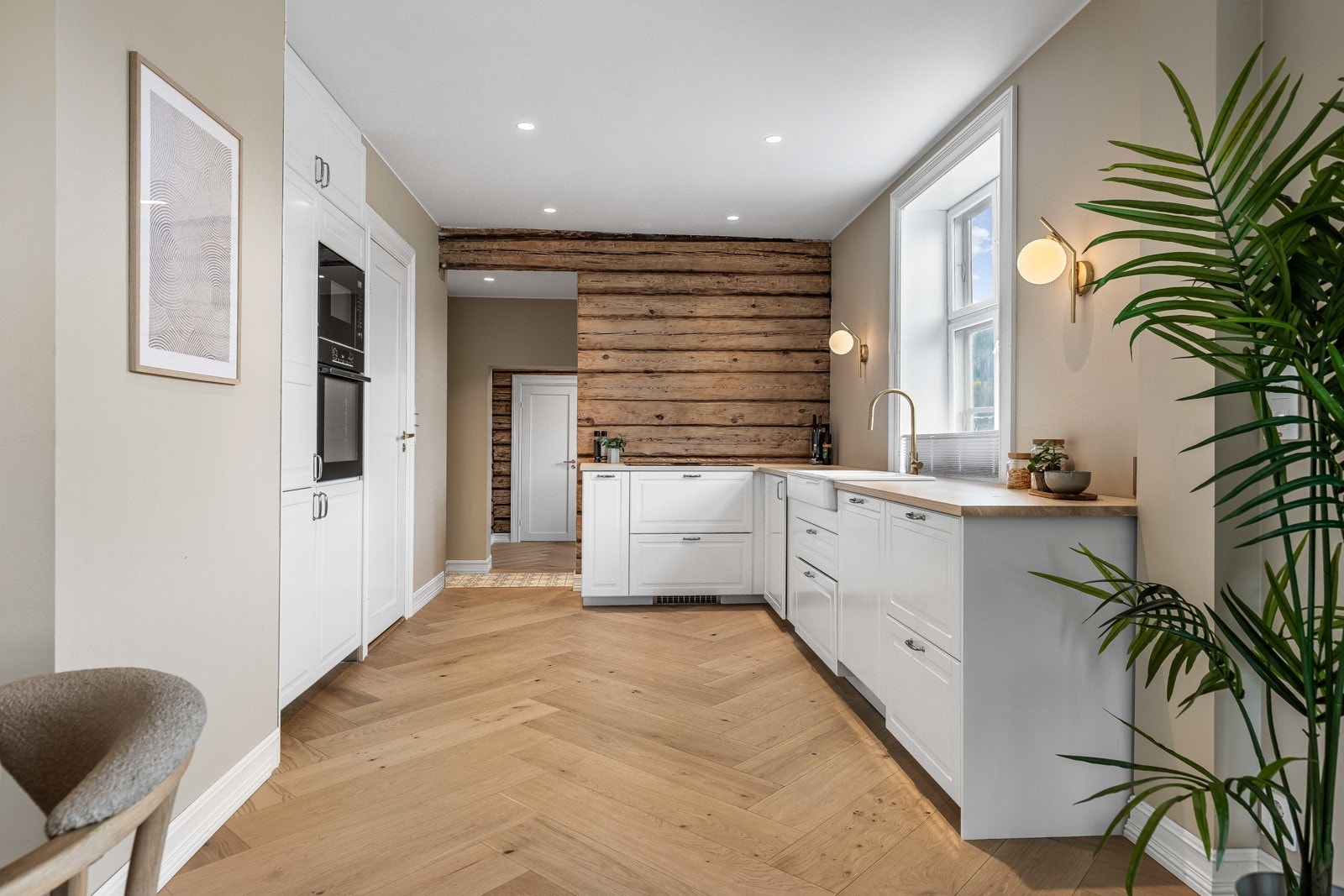 Unikt og innholdsrikt kjøkken med god benk- og oppbevaringsplass. Original tømmervegg som kombinerter det nye og det gamle på en elegant måte. Galleribilde