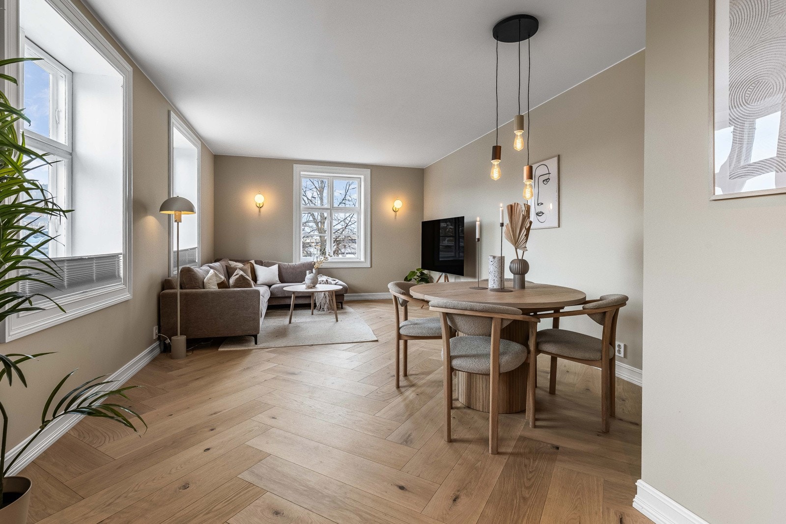 Stor stue med god plass til sofagruppe og spisebord. Galleribilde