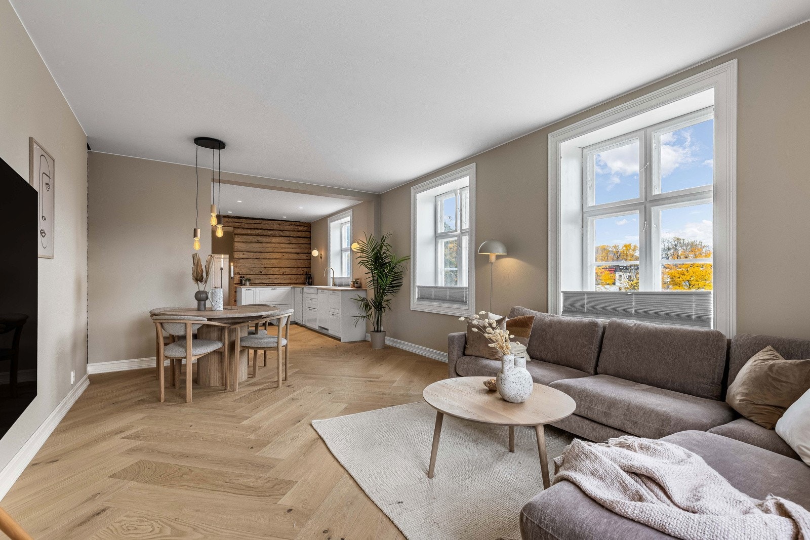 Flott fiskebensparkett i eik er lagt i hele boligen. Galleribilde