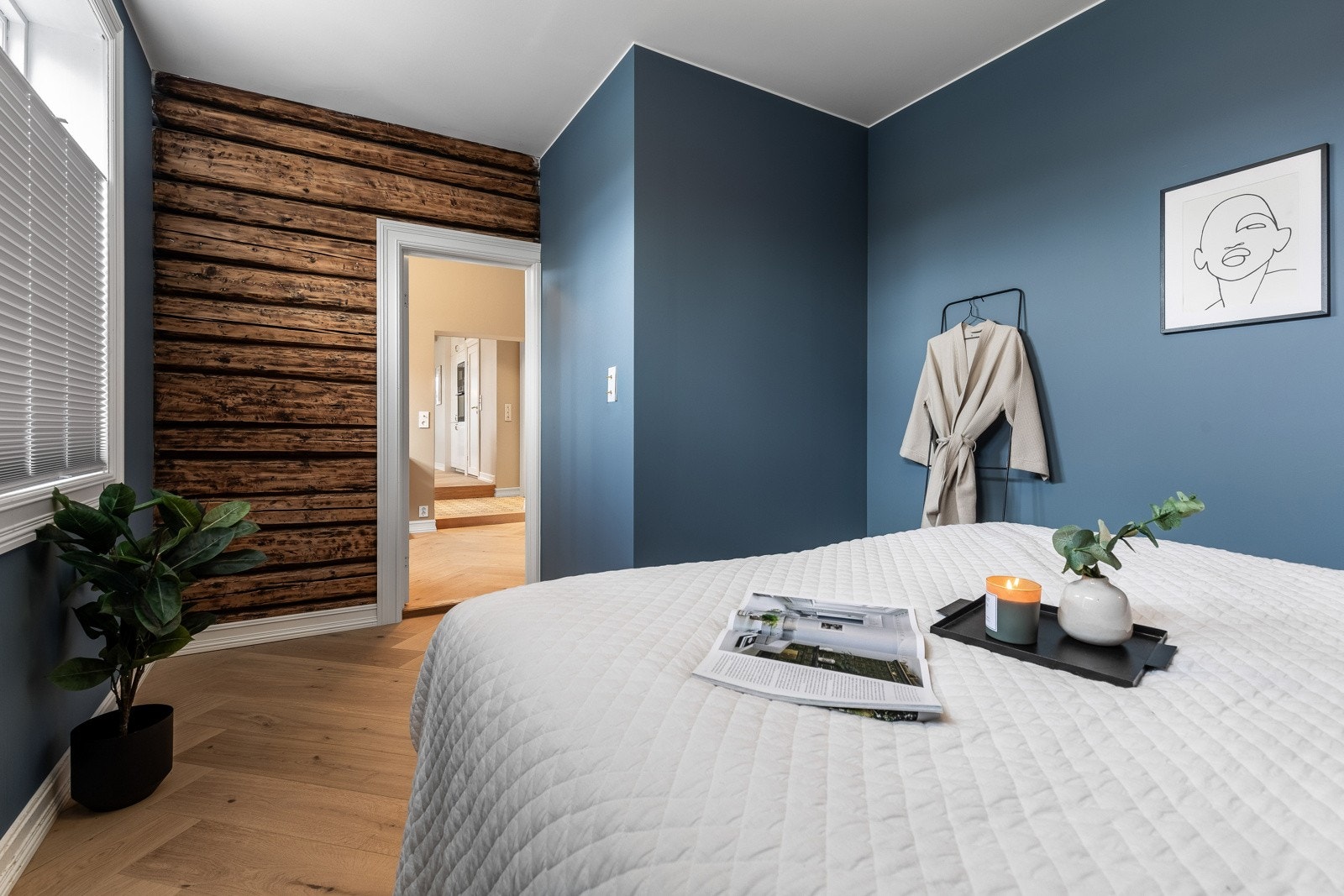 Legg merke til den originale tømmerveggen som er hentet frem under renoveringen. Galleribilde