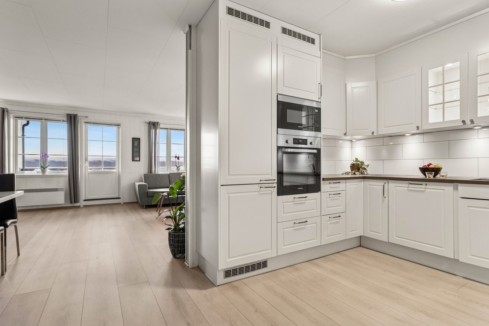 Kjøkkenet er delvis adskilt fra stue og har mulighet til en egen kjøkkenkrok. Kjøkkenet er innredet slik at matlagingen forenes med sosialt samvær. Galleribilde