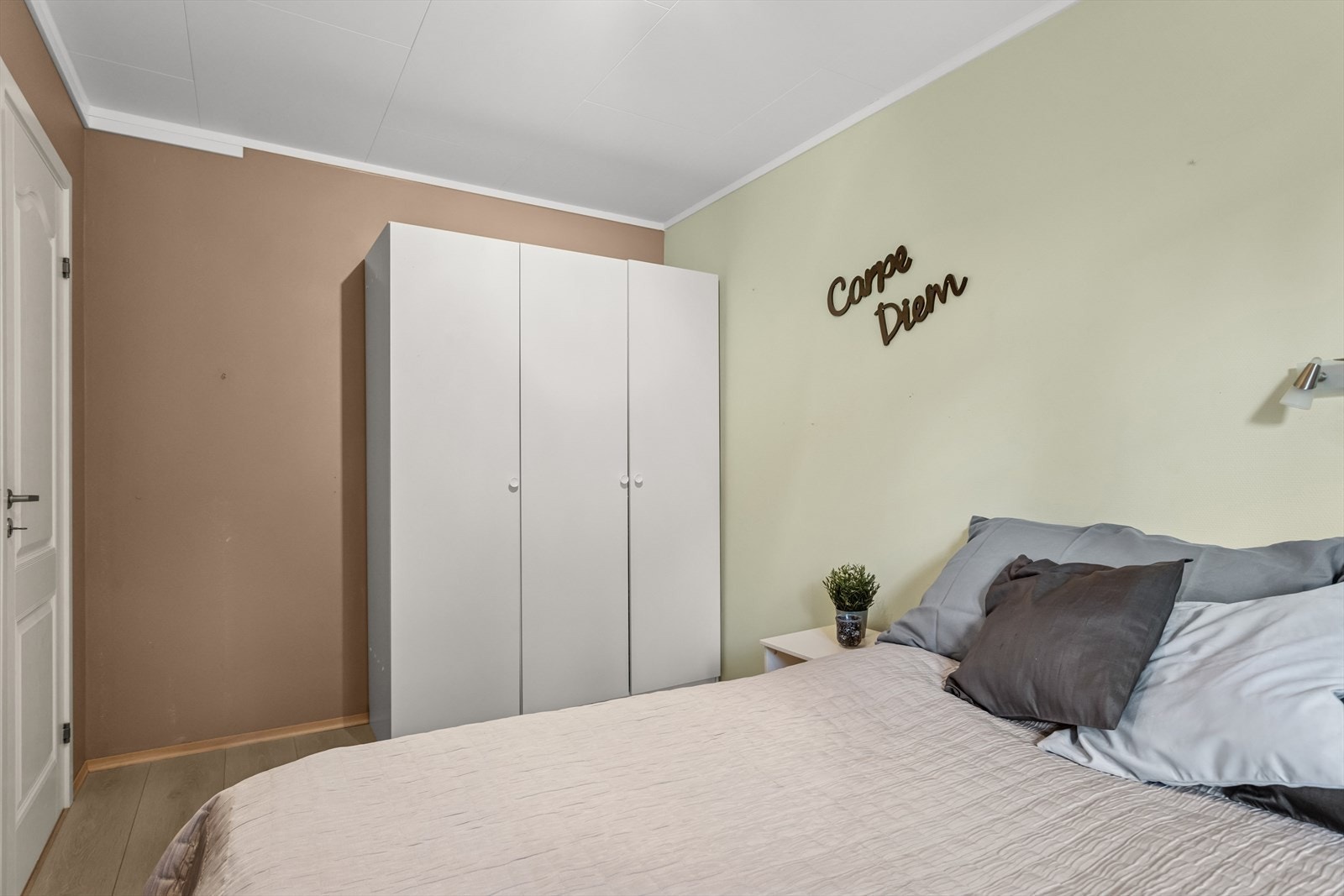 Garderobe. Galleribilde