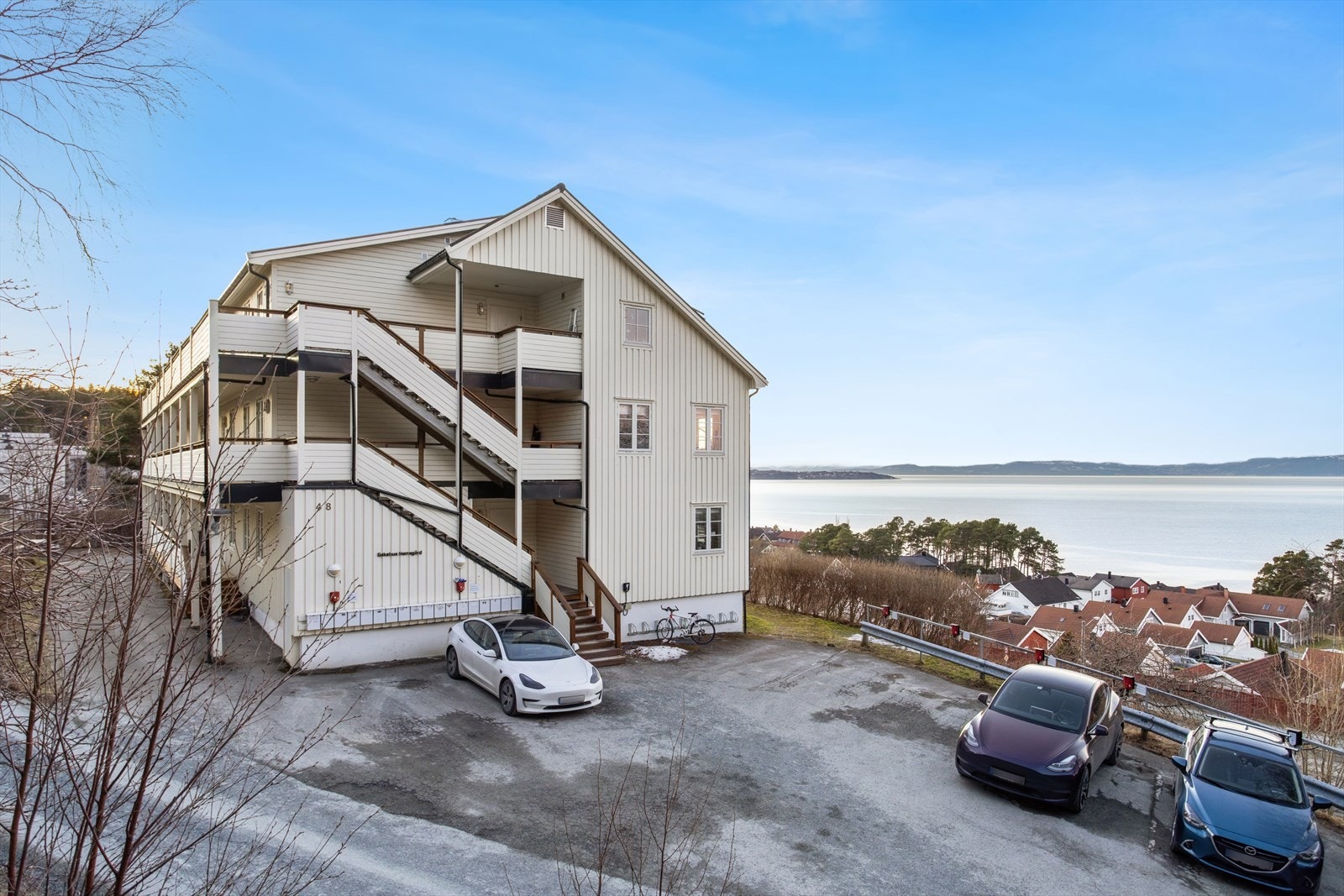 Parkering på felles parkeringsplass for borettslaget. Galleribilde