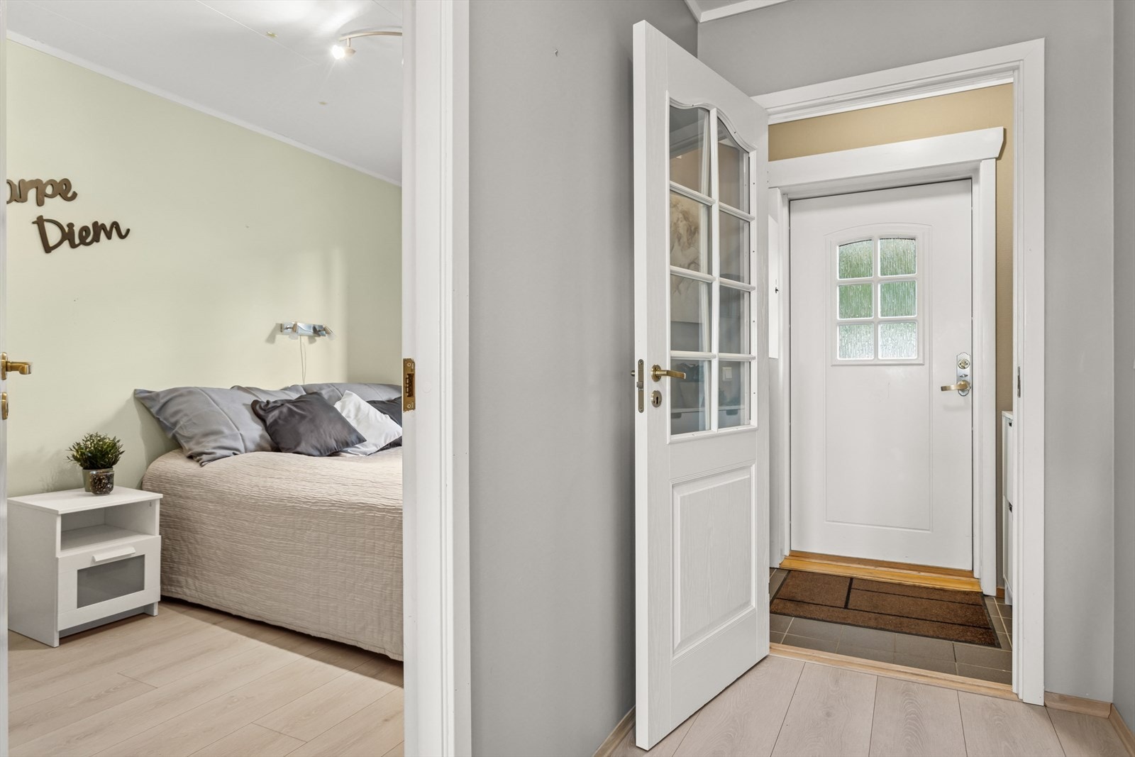 I leiligheten kommer man inn i en trivelig vindfang med flislagt gulv. Videre til en luftig gang som har skyvedørsgarderobe med speilfronter. Galleribilde