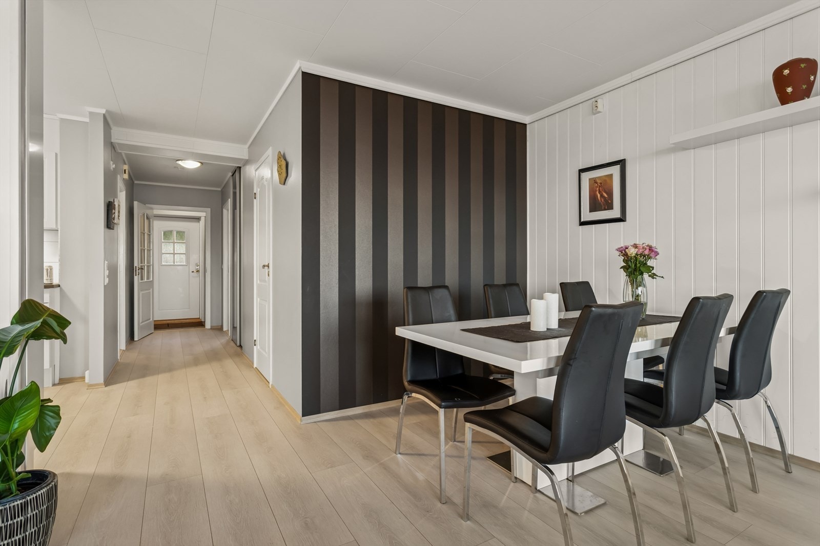 Koselig spiseplass, her inviteres det til en rolig kopp med morgenkaffe - Eller en rask matbit til folk på farten. Galleribilde